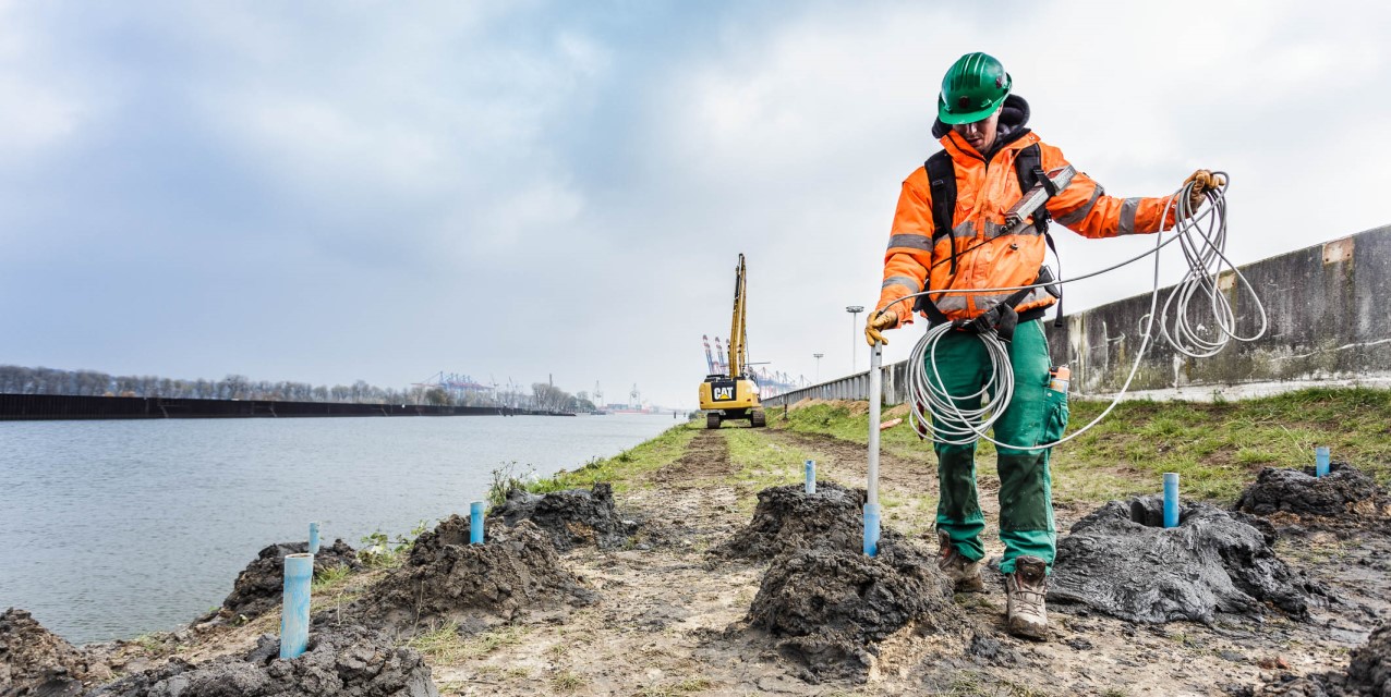 hamburg_port_worker